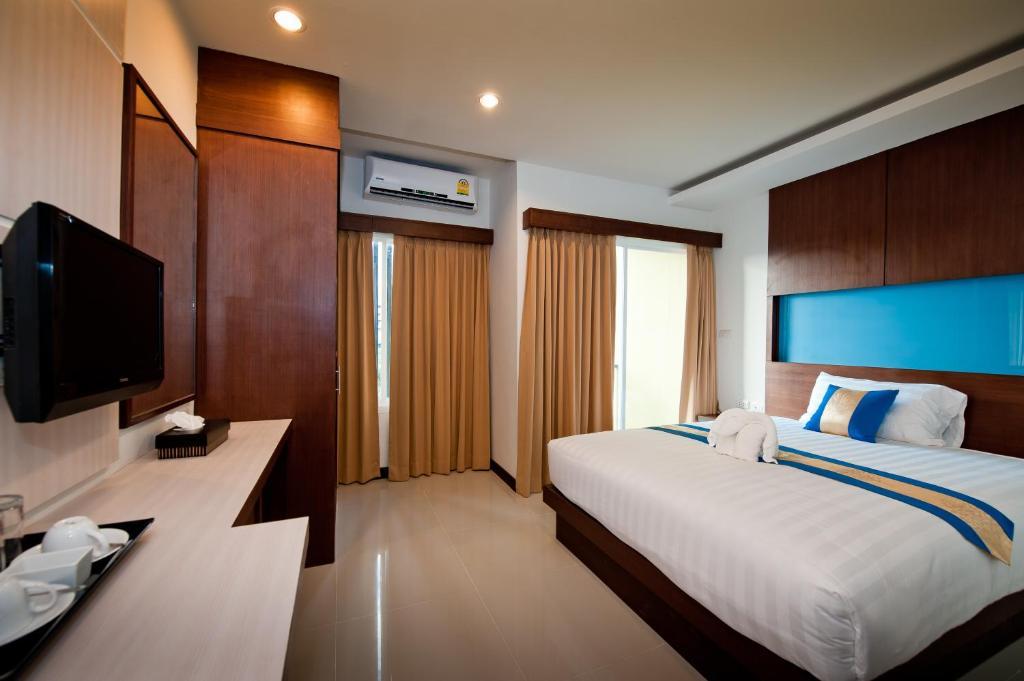Blue Sky Patong Hotel Стая снимка