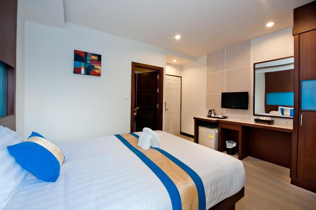 Blue Sky Patong Hotel Стая снимка