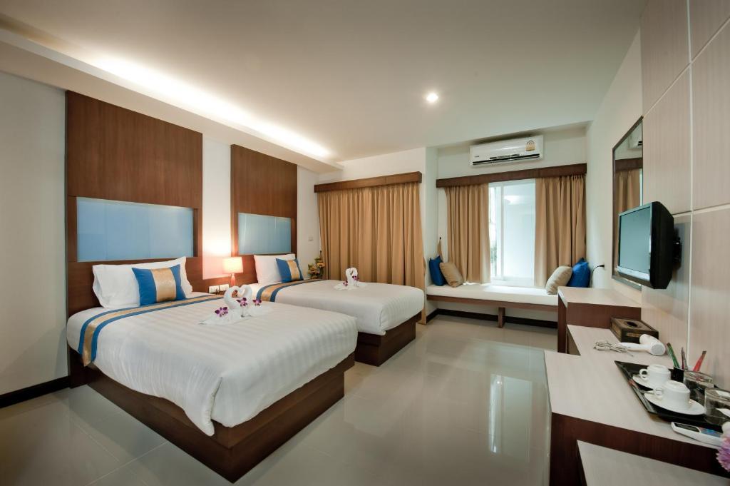 Blue Sky Patong Hotel Стая снимка