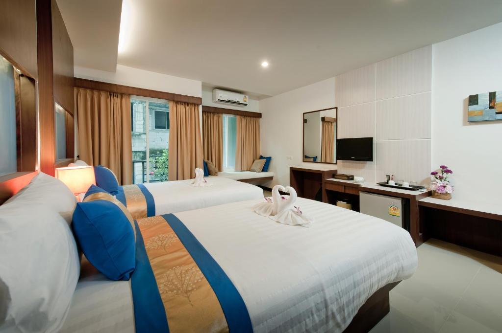 Blue Sky Patong Hotel Стая снимка