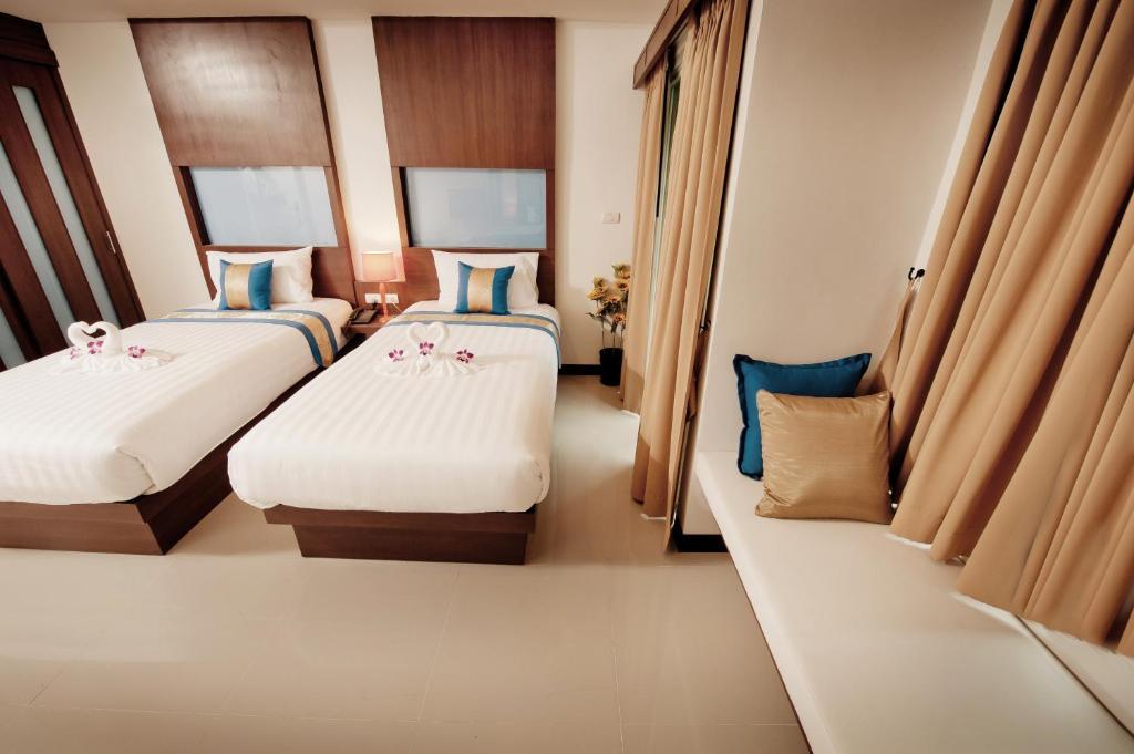 Blue Sky Patong Hotel Стая снимка