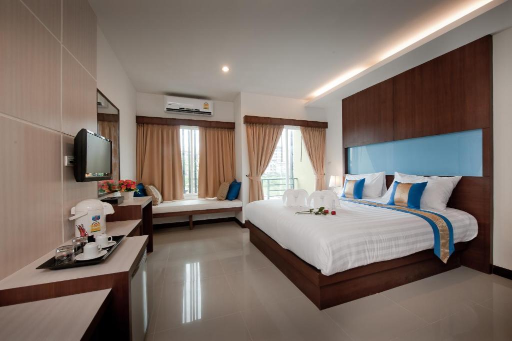 Blue Sky Patong Hotel Стая снимка