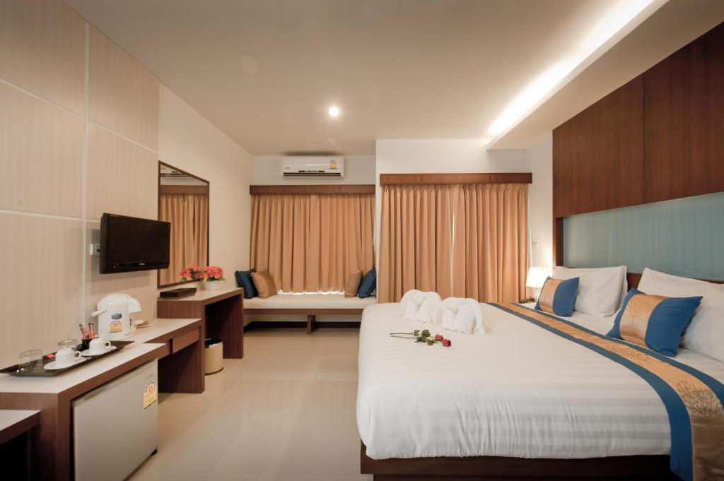 Blue Sky Patong Hotel Стая снимка