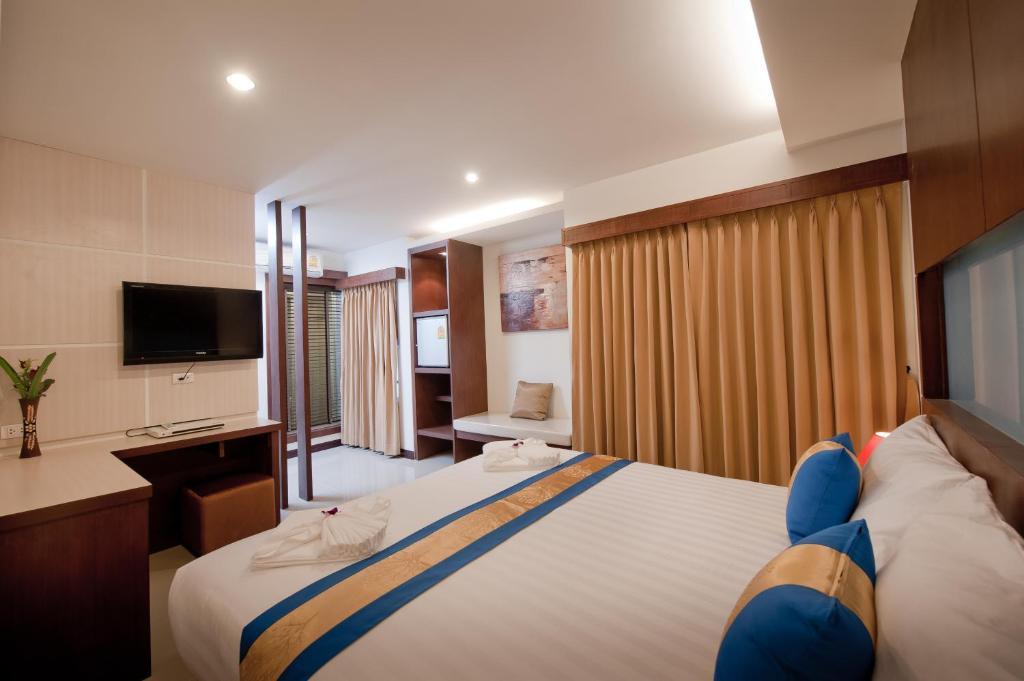 Blue Sky Patong Hotel Стая снимка