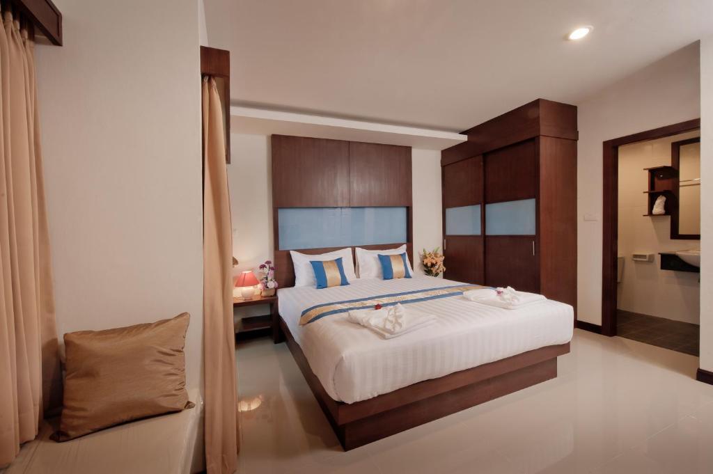 Blue Sky Patong Hotel Стая снимка
