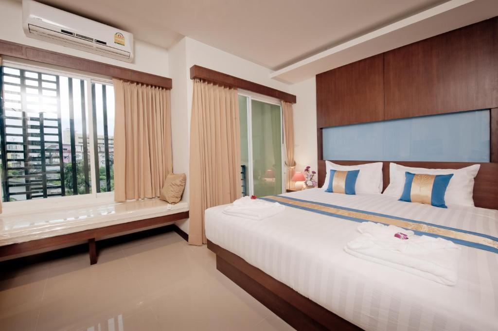 Blue Sky Patong Hotel Стая снимка