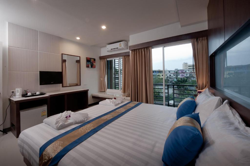 Blue Sky Patong Hotel Стая снимка